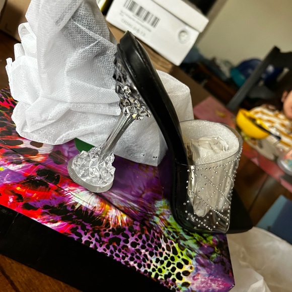 Cape Robbin Sandals - Picture 2 of 4